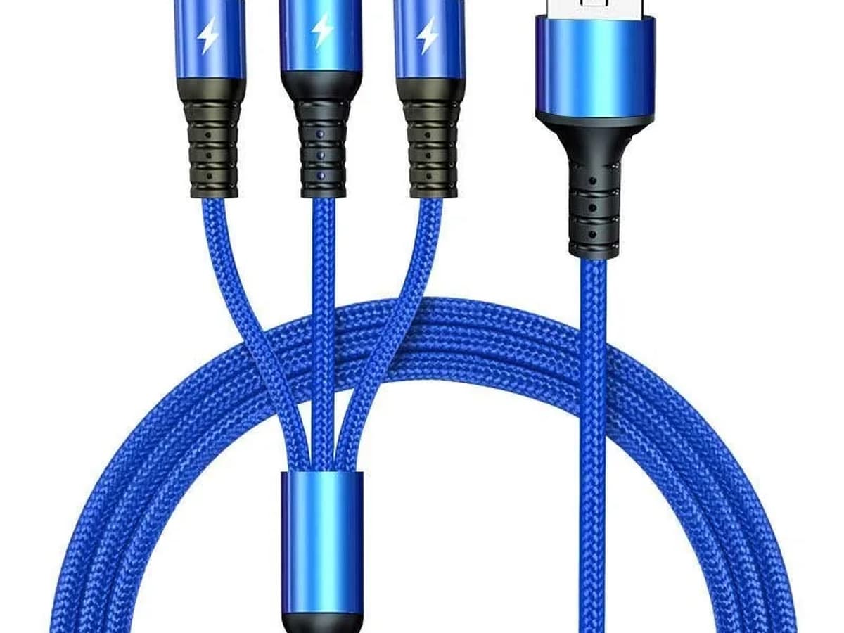 파란색 나일론 브레이드 고속충전 케이블 네 개, 커넥터 세 종류와 USB-A 플러그.